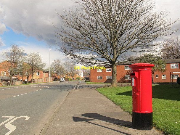 Photo 6"x4" Postbox, Hunslet Hall Road Beeston Hill c2016