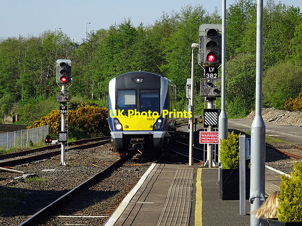 Photo 6"x4" A train arriving at Derry\/Londonderry Station Londonderry\/C4316 c2016