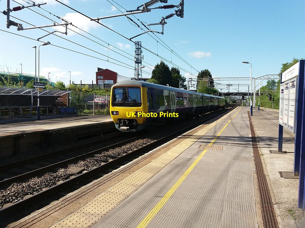 Photo 6"x4" Stopping train to Crewe Sandbach c2016