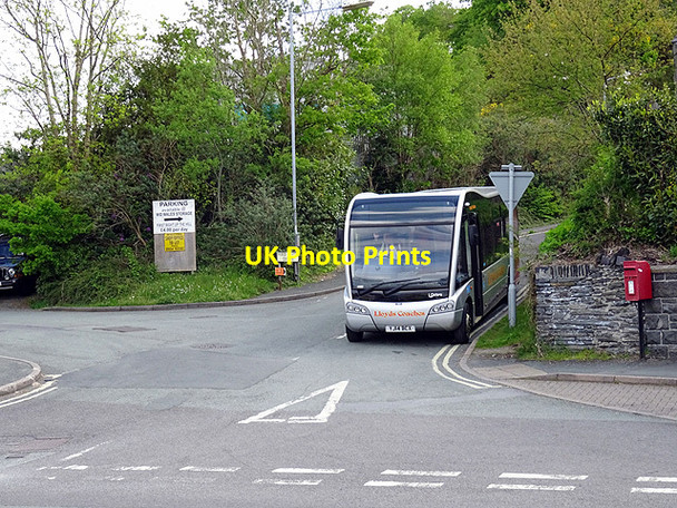 Photo 6"x4" A Lloyds Coaches bus at Machynlleth Machynlleth c2016