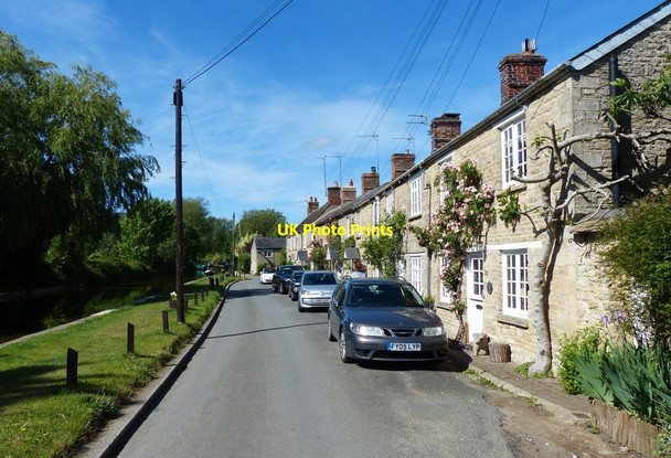 Photo 6"x4" Cottages along the Oxford Canal in Thrupp Kidlington c2015