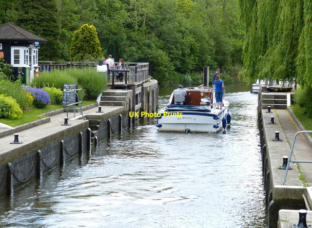 Photo 6"x4" Boat passing through Iffley Lock Iffley c2015