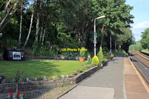 Photo 6"x4" Well-kept garden, Hindley railway station Hindley\/SD6204 c2015