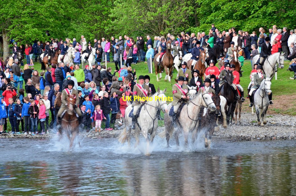 Photo 6"x4" Crossing the Tweed, Peebles Beltane festival (2) Peebles\/NT2540 c2015