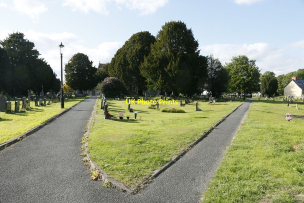 Photo 6"x4" St Mary's Churchyard Builth Wells\/Llanfair-Ym-Muallt c2015