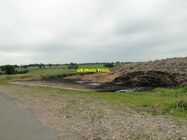 Photo 6"x4" Farmyard manure on hard-standing beside the road Tacolneston c2015