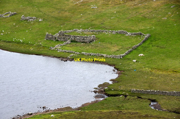 Photo 6"x4" Ruined crofthouse beside Loch of Burwick Burwick\/HU3940 c2015