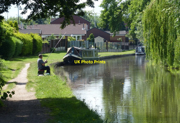 Photo 6"x4" Fishing the Trent & Mersey Canal Burton upon Trent c2015