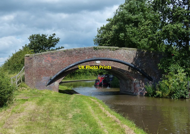 Photo 6"x4" Middle Bridge No 75 across the Trent & Mersey Canal Little Ingestre c2015