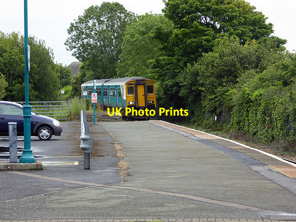 Photo 6"x4" Train arriving at Pembroke Station Pembroke\/Penfro c2015