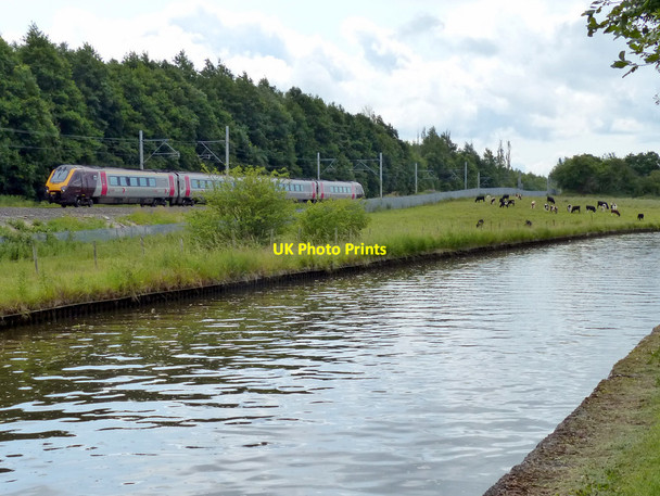 Photo 6"x4" Virgin train next to the Trent & Mersey Canal Blurton c2015