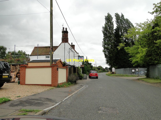 Photo 6"x4" The Union Jack pub, Station Road, Roydon, where the railway used to cross Congham c2015