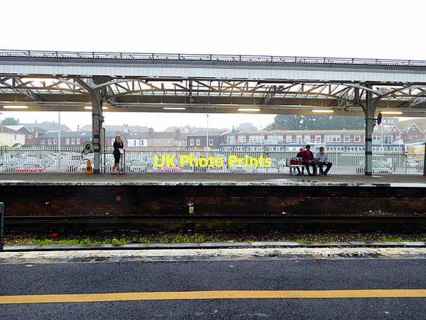 Photo 6"x4" A cross platform view at Eastbourne Station Eastbourne\/TQ5900 c2015