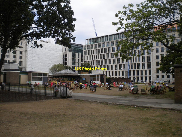Photo 6"x4" Sunbathing in Finsbury Square, Moorgate London c2015