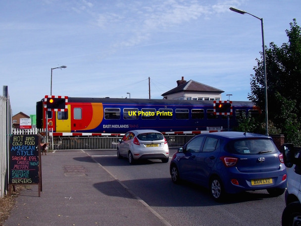 Photo 6"x4" Waiting for the train to pass Hatton\/SK2130 c2015