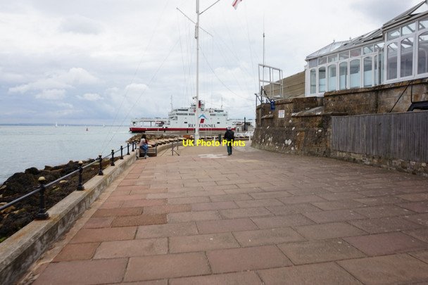 Photo 6"x4" Coastal path along the Esplanade, Cowes Cowes c2015