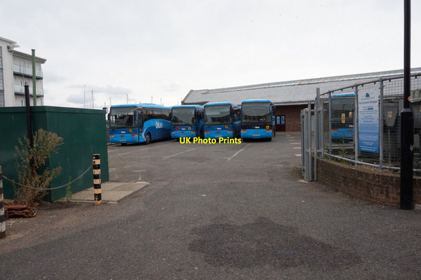 Photo 6"x4" Vectis Blue bus depot Cowes c2015