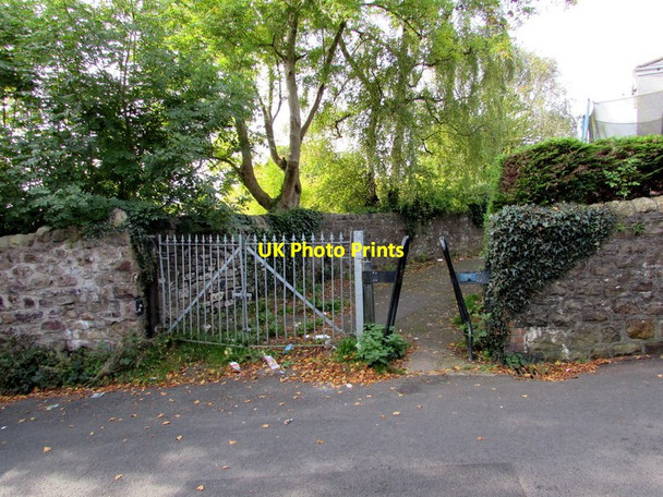Photo 6"x4" Inwardly sloping barrier across Glansychan Lane, Abersychan Abersychan c2015