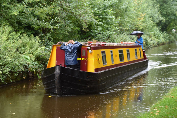 Photo 6"x4" Barging in The Rain - Llangollen Canal Fron Isaf\/SJ2740 c2015