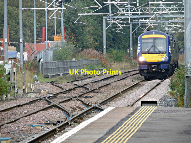 Photo 6"x4" Train approaching Cumbernauld railway station Cumbernauld c2015