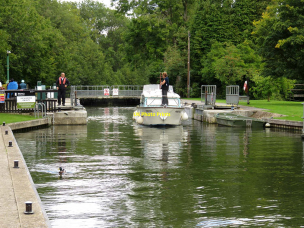 Photo 6"x4" A boat leaving Hurley Lock Danesfield c2015