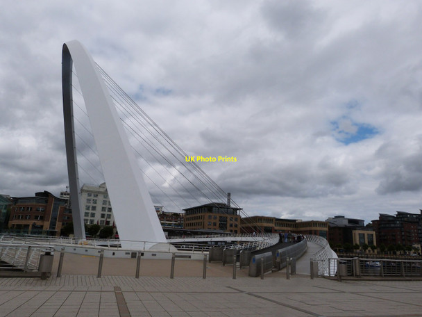 Photo 6"x4" Gateshead Millennium Bridge Newcastle upon Tyne c2013