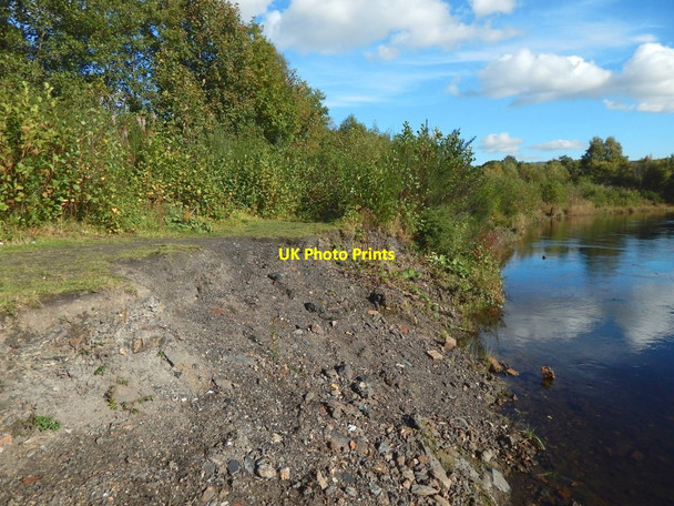 Photo 6"x4" Dalquhurn Point: eroding embankment, with clinker Dumbarton c2015