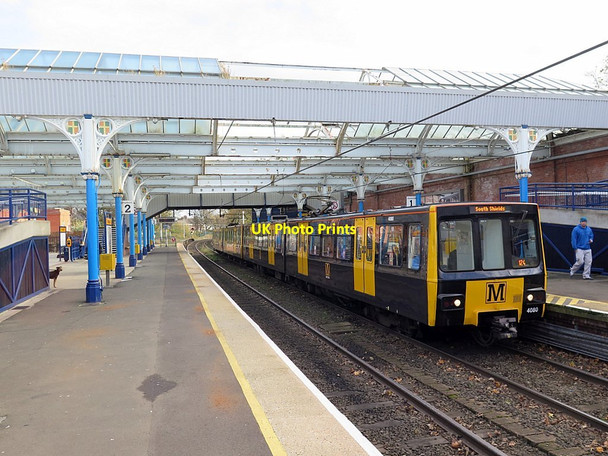 Photo 6"x4" Train at Whitley Bay Metro Station Whitley Bay c2015
