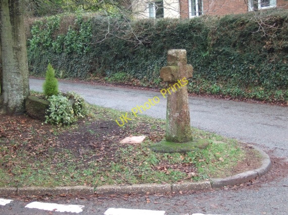 Photo 6"x4" Cross at fork in road at Shillingford St George Shillingford St George c2009