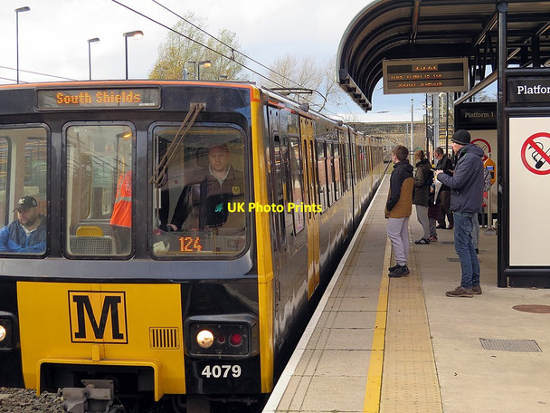 Photo 6"x4" Train at Simonside Metro Station (Platform 1) Jarrow c2015
