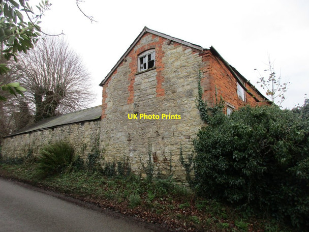 Photo 6"x4" Dilapidated barn Syresham c2015