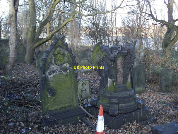 Photo 6"x4" Former St Mark's churchyard (2) Leeds\/SE3034 c2015