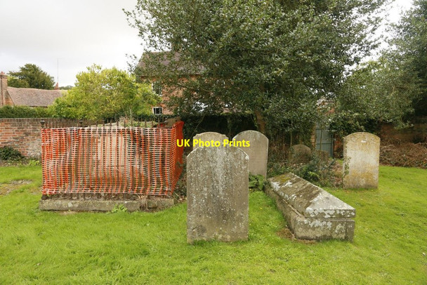 Photo 6"x4" Fencing on the Tomb Hampstead Norreys c2015