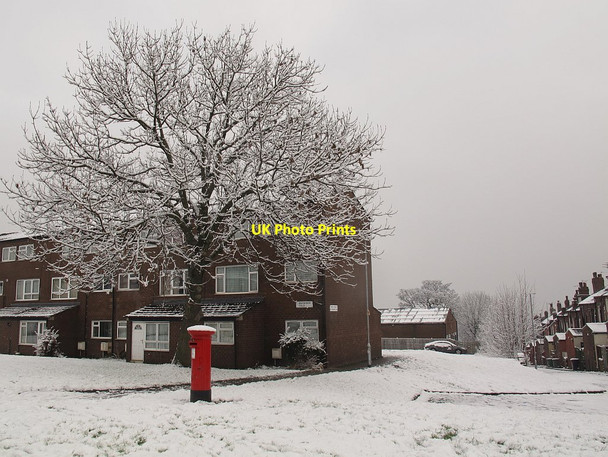 Photo 6"x4" Snow scene with postbox, Bramley Pudsey\/SE2233 c2016