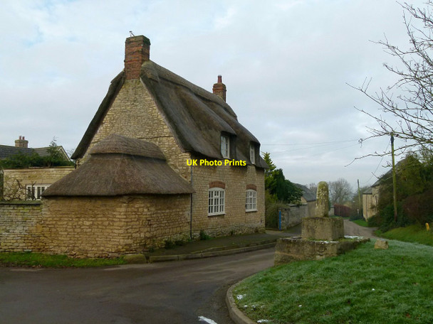 Photo 6"x4" Barrow Cross and Buttercross Cottage Barrow\/SK8915 c2016