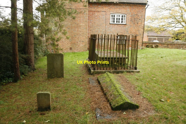 Photo 6"x4" Fenced Tomb Catmore c2015