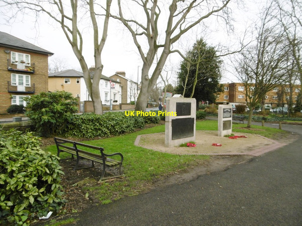 Photo 6"x4" Brentford, war memorials Brentford c2016
