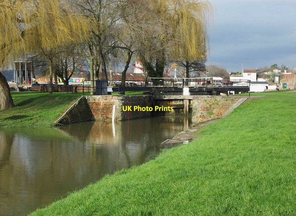 Photo 6"x4" High water level at entrance to wide lock, Stourport-on-Severn Stourport-on-Severn c2016