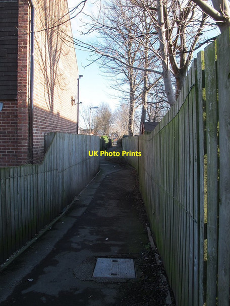 Photo 6"x4" Footpath from Daisyfield Road to Lower Town Street Pudsey\/SE2233 c2016