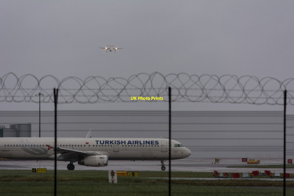Photo 6"x4" Planes at Manchester Airport Thorns Green c2016