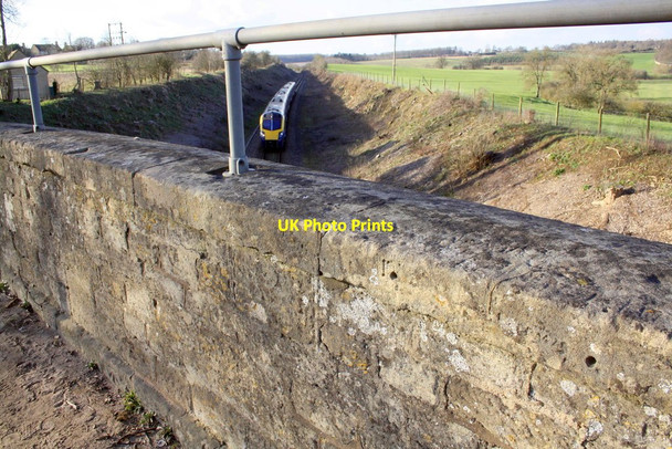 Photo 6"x4" Passenger train viewed over A4095 bridge parapet Woodstock\/SP4416 c2016