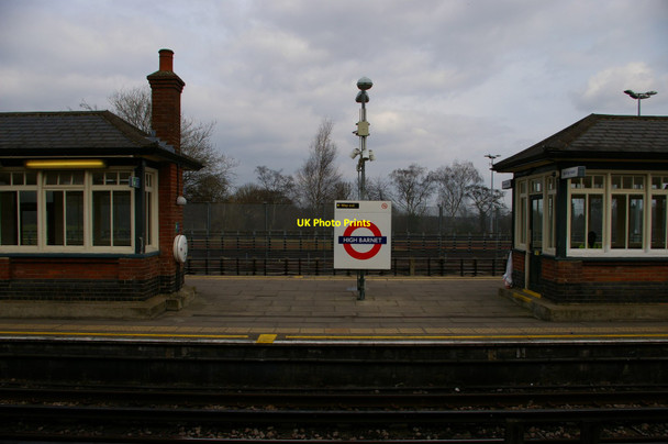 Photo 6"x4" Twin waiting rooms, platforms 2\/3, High Barnet station Barnet c2016