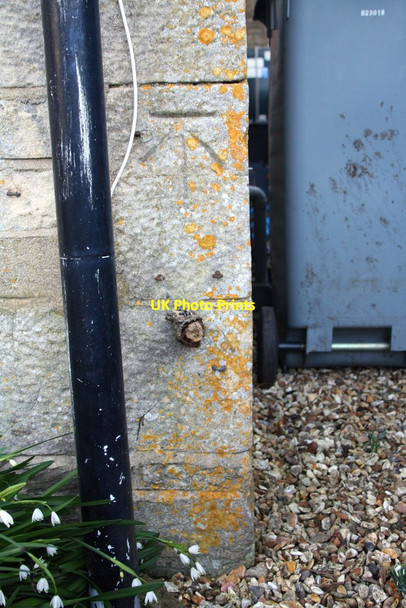 Photo 6"x4" Benchmark on 'Pennygreen Cottage' Hailey\/SP3512 c2016