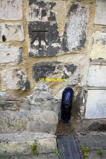 Photo 6"x4" Benchmark on the King's Head Stamford\/TF0207 c2015