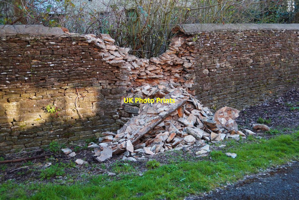 Photo 6"x4" Partially collapsed wall, Farm Mill Lane, Witney, Oxon Witney c2016