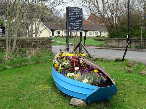 Photo 6"x4" Boat planter, Water Row, Newburn Ryton\/NZ1564 c2016