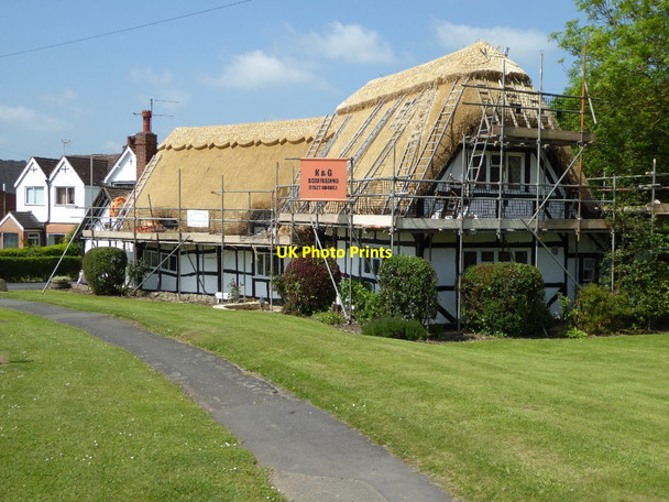 Photo 6"x4" Cottage being thatched Astwood Bank c2016