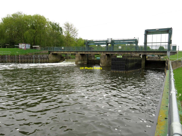 Photo 6"x4" The River Nene by Orton Sluice and Lock Longthorpe c2016