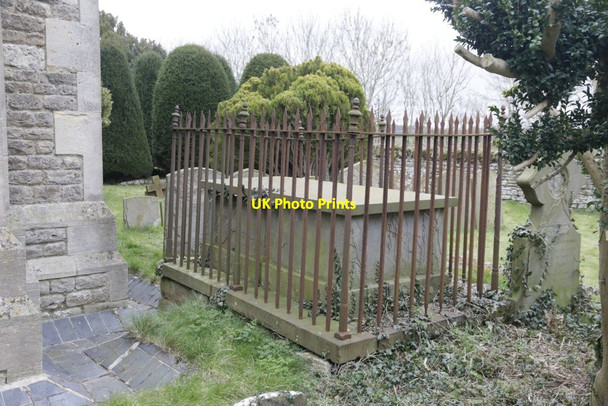Photo 6"x4" Fence round the Tomb Appleford c2016