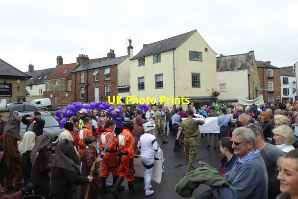 Photo 6"x4" Start of the Bed Race procession Knaresborough c2017